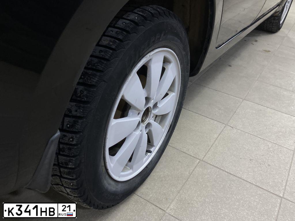Фото автомобиля LADA 2190 GRANTA, 2014 — госномер М070ОТ21. Цвет: ЧЕРНЫЙ