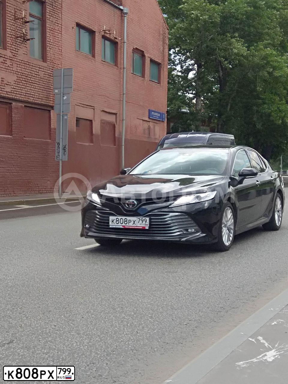 Фото автомобиля TOYOTA CAMRY, 2020 — госномер К808РХ799. Цвет: ЧЕРНЫЙ