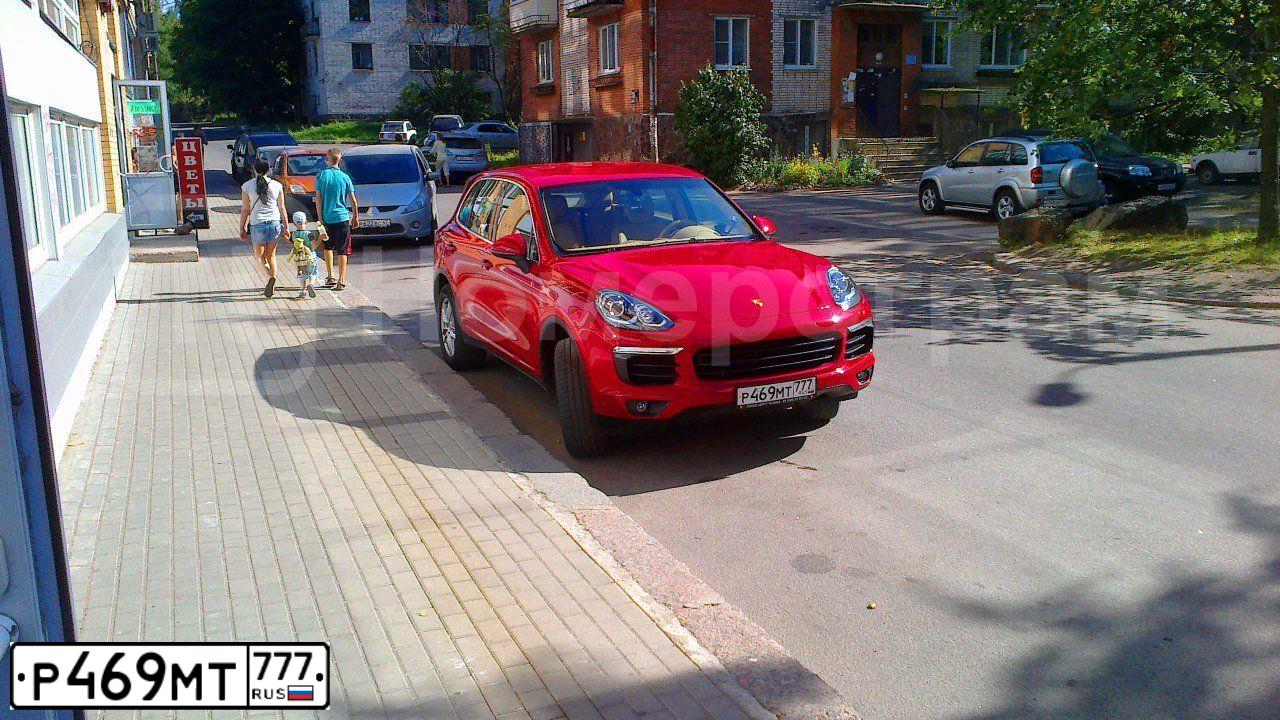 Фото автомобиля PORSCHE CAYENNE, 2014 — госномер Р469МТ777. Цвет: КРАСНЫЙ