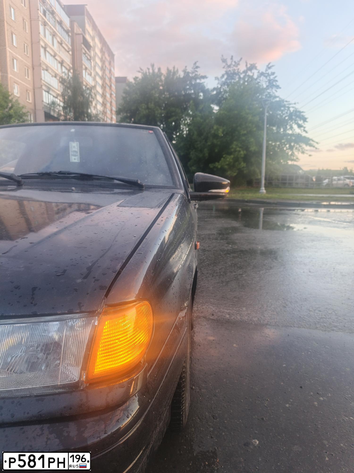 Фото автомобиля LADA 2114 SAMARA, 2010 — госномер Р581РН196. Цвет: Сине-Черный