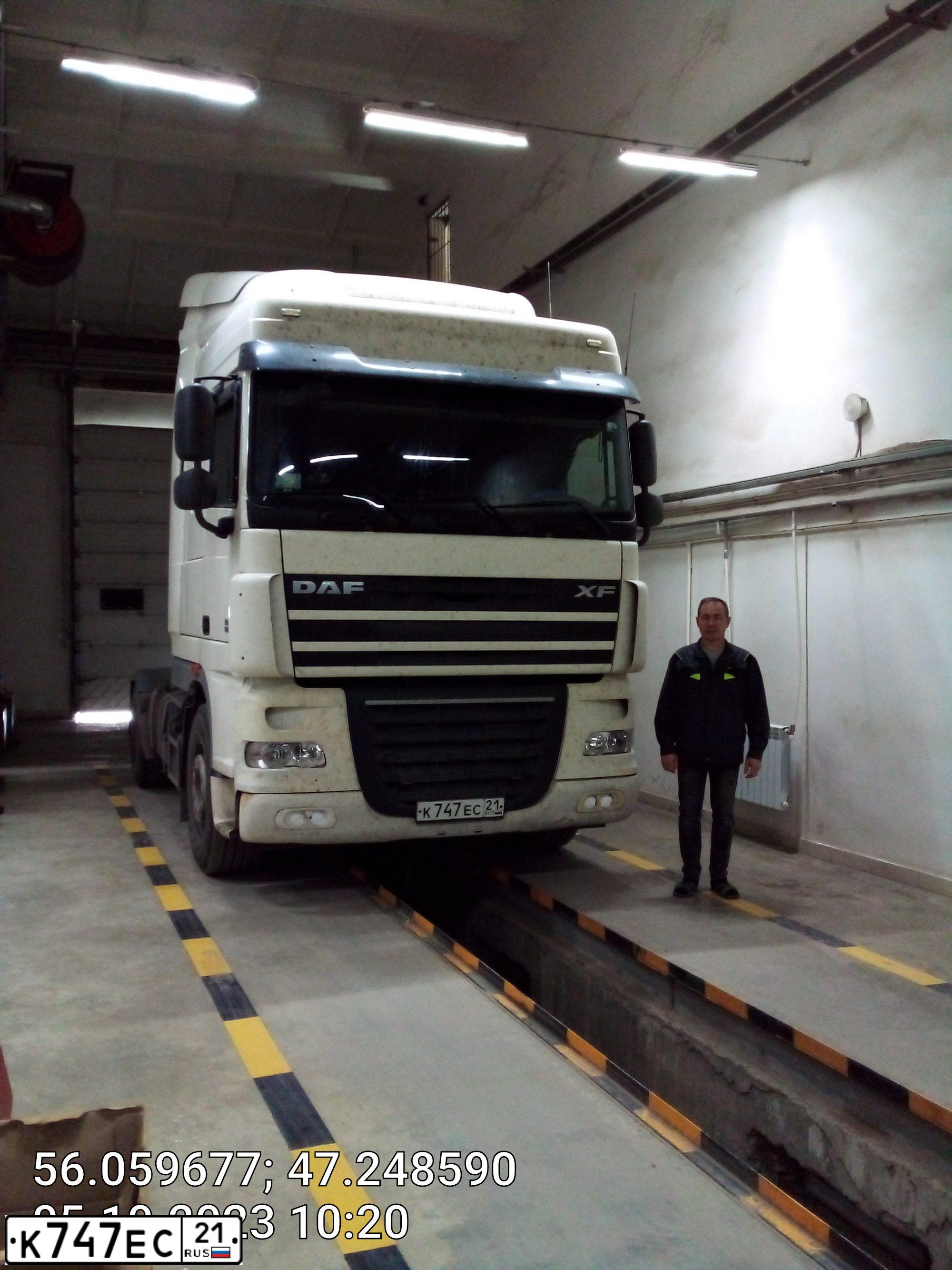 Фото автомобиля DAF XF 105 FT /4X2/, 2014 — госномер К747ЕС21. Цвет: БЕЛЫЙ