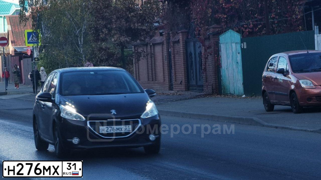 Фото автомобиля PEUGEOT 208, 2013 — госномер Н276МХ31. Цвет: ТЕМНО-БОРДОВЫЙ