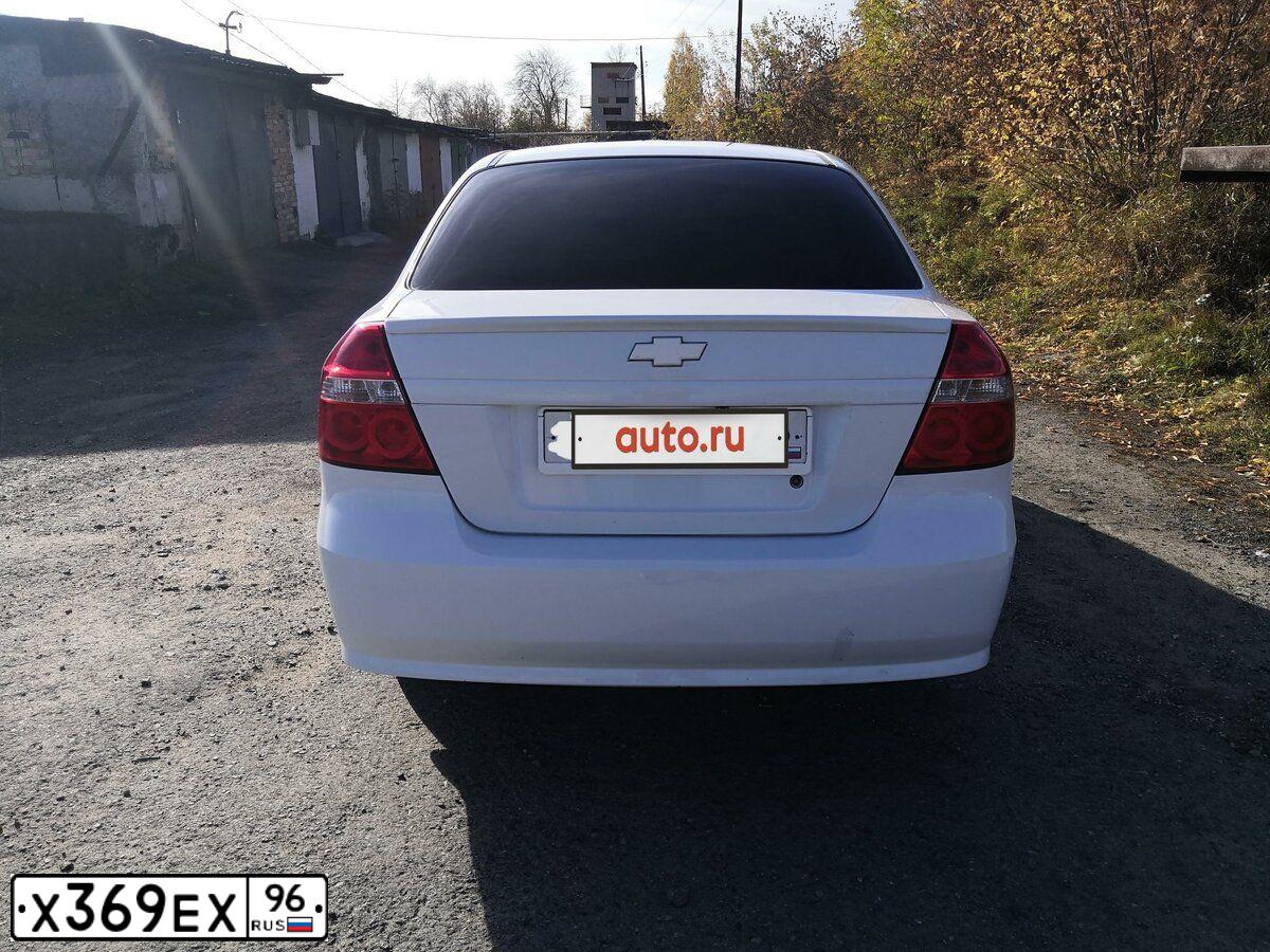Фото автомобиля CHEVROLET AVEO, 2011 — госномер Х369ЕХ96. Цвет: Белый