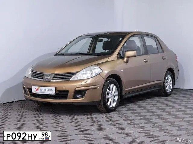 Фото автомобиля NISSAN TIIDA, 2007 — госномер А888РТ198. Цвет: БРОНЗОВЫЙ