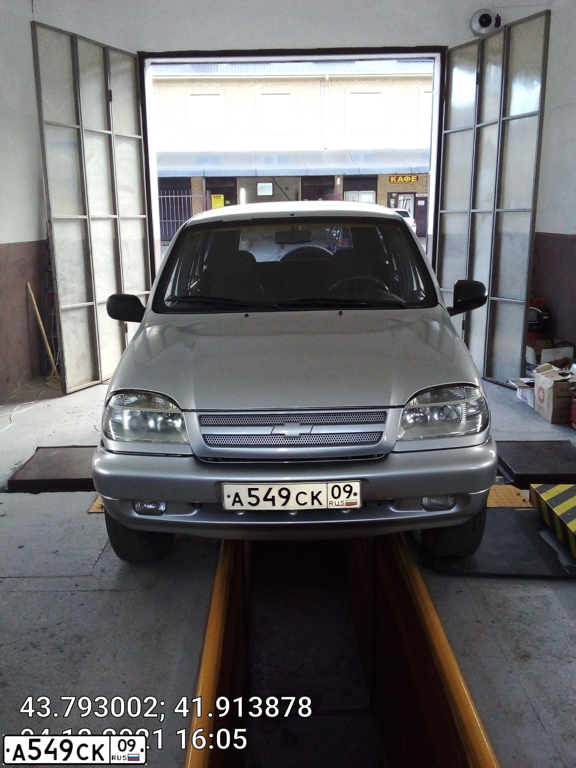 Фото автомобиля CHEVROLET NIVA, 2006 — госномер А555АА08. Цвет: СВЕТЛО-СЕРЕБРИСТЫЙ МЕТАЛЛ