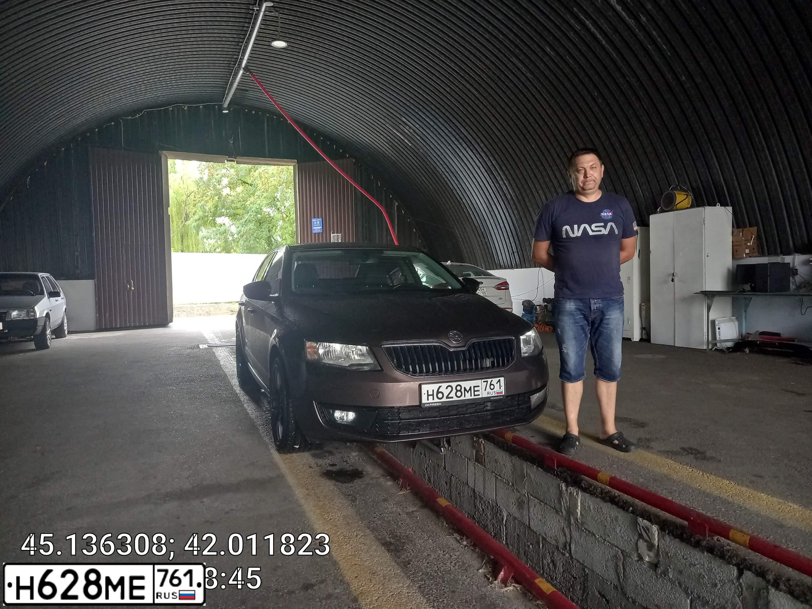 Фото автомобиля SKODA OCTAVIA, 2014 — госномер В866ЕН777. Цвет: Коричневый