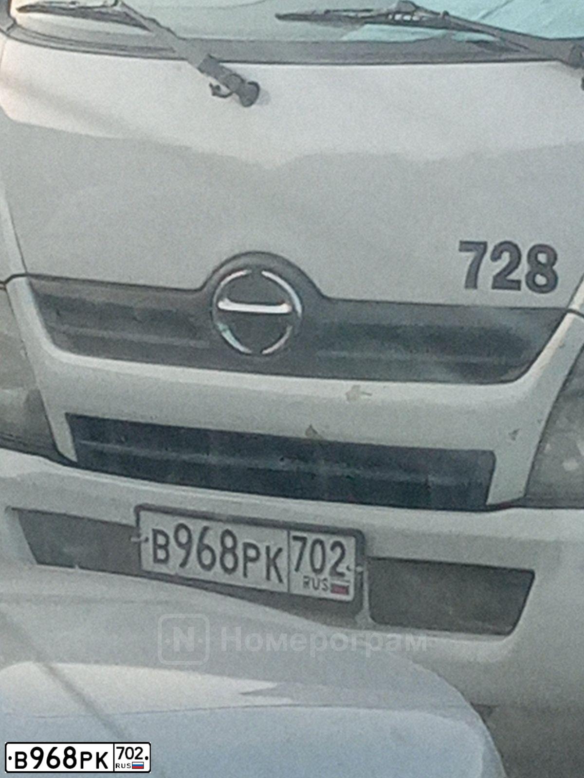 Фото автомобиля HINO 300-SERIE, 2015 — госномер В968РК702. Цвет: Белый