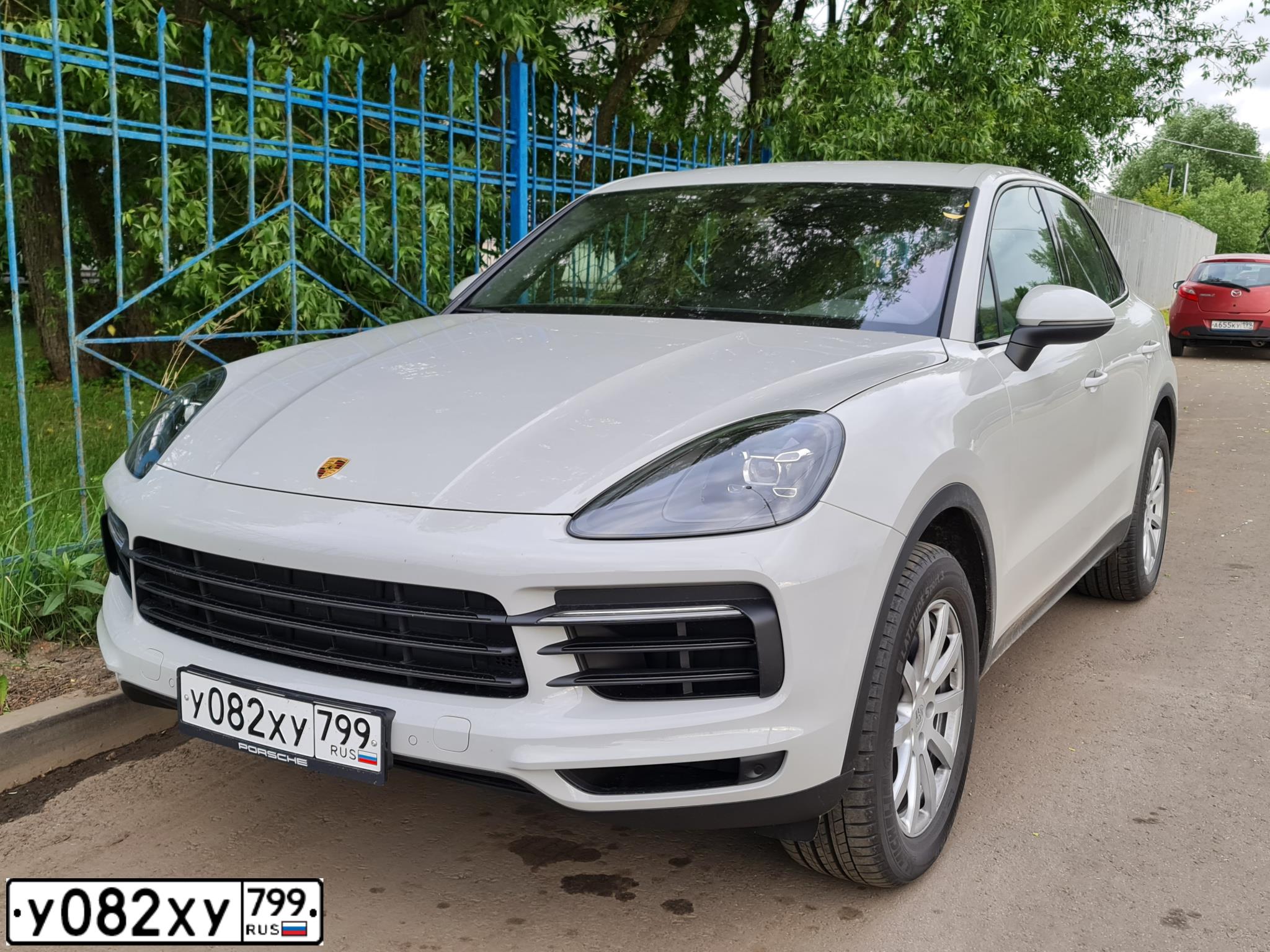 Фото автомобиля PORSCHE CAYENNE, 2021 — госномер М695ХС198. Цвет: СЕРЫЙ