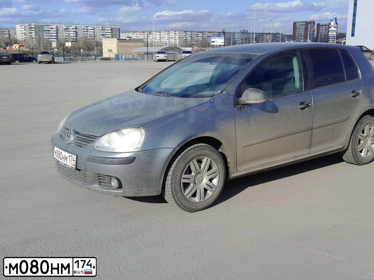 Фото автомобиля VOLKSWAGEN GOLF, 2006 — госномер М080НМ174. Цвет: СЕРЫЙ