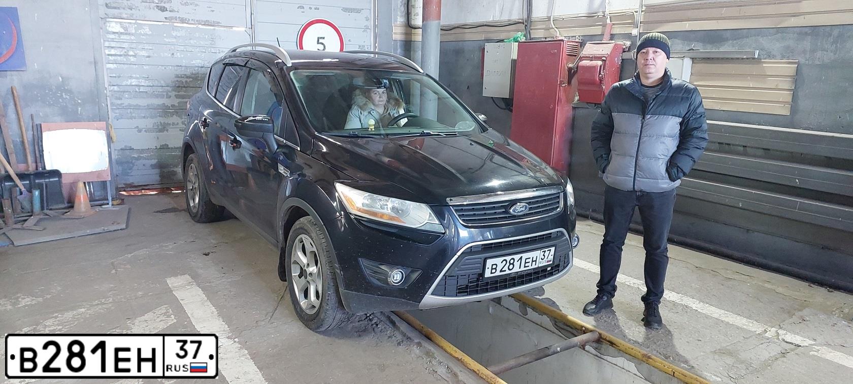 Фото автомобиля FORD KUGA, 2011 — госномер Р080ВМ44. Цвет: ЧЕРНЫЙ