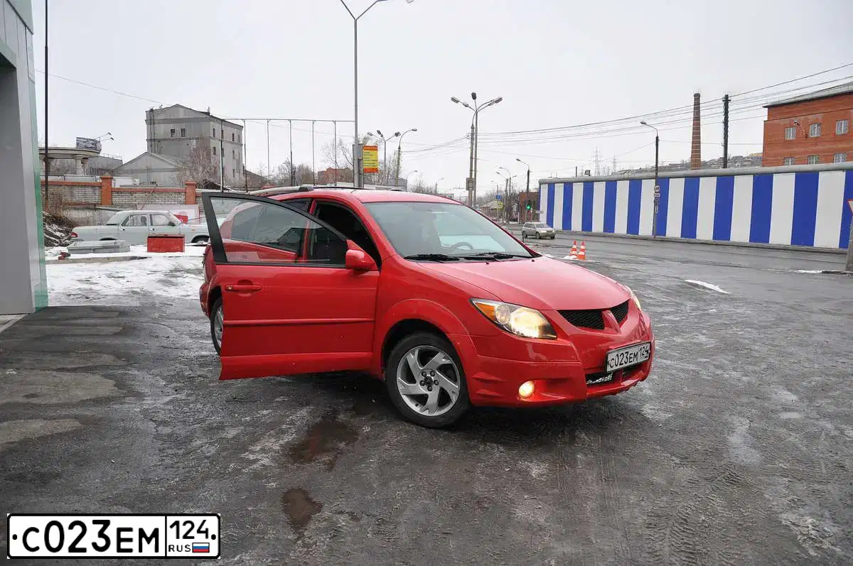 Фото автомобиля PONTIAC VIBE, 2002 — госномер У853ЕУ138. Цвет: Красный