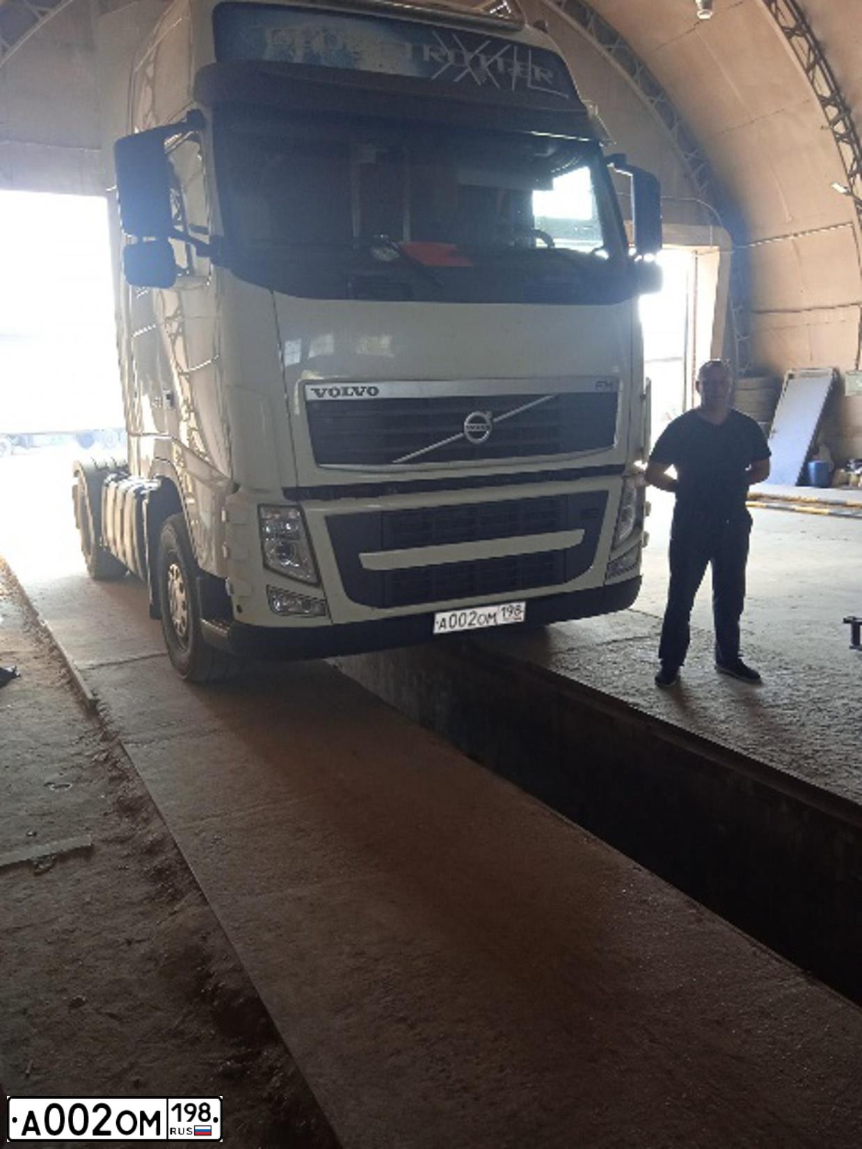 Фото автомобиля VOLVO SERIE FH /4X2/, 2012 — госномер А002ОМ198. Цвет: Белый