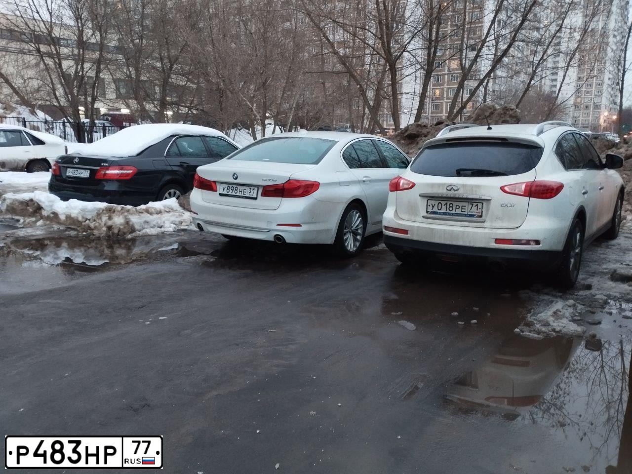 Фото автомобиля MERCEDES E-KLASSE, 2011 — госномер Р483НР77. Цвет: ЧЕРНЫЙ