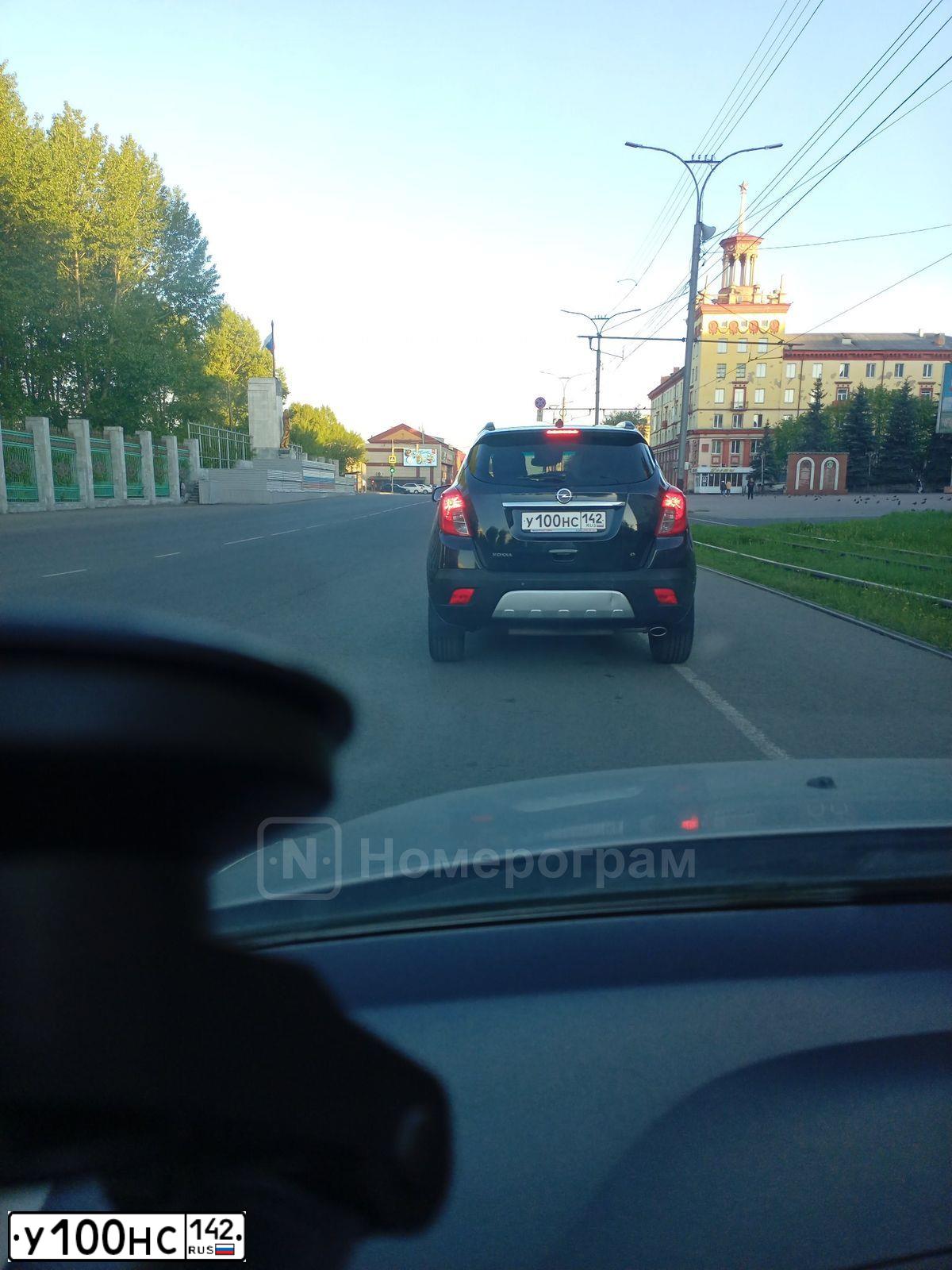 Фото автомобиля OPEL MOKKA, 2013 — госномер У100НС142. Цвет: ЧЕРНЫЙ