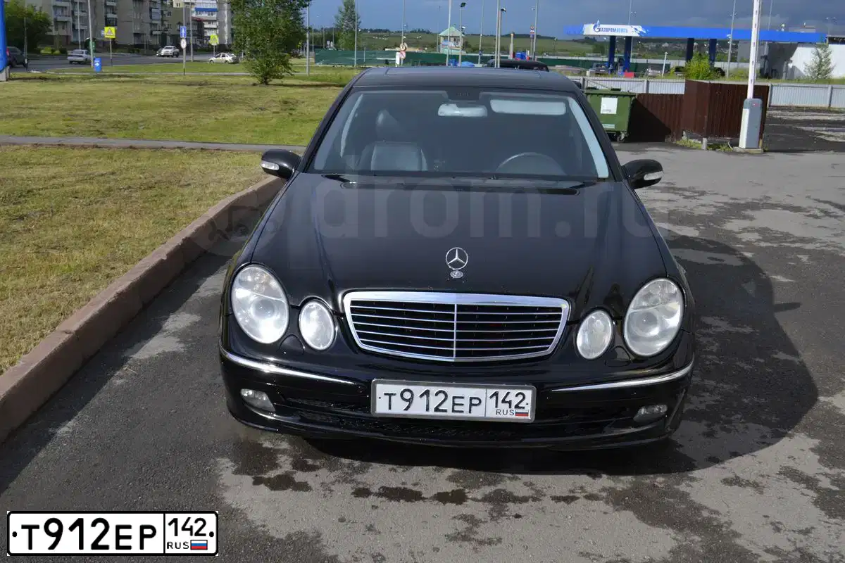 Фото автомобиля MERCEDES E-KLASSE, 2005 — госномер С831КР150. Цвет: ЧЕРНЫЙ