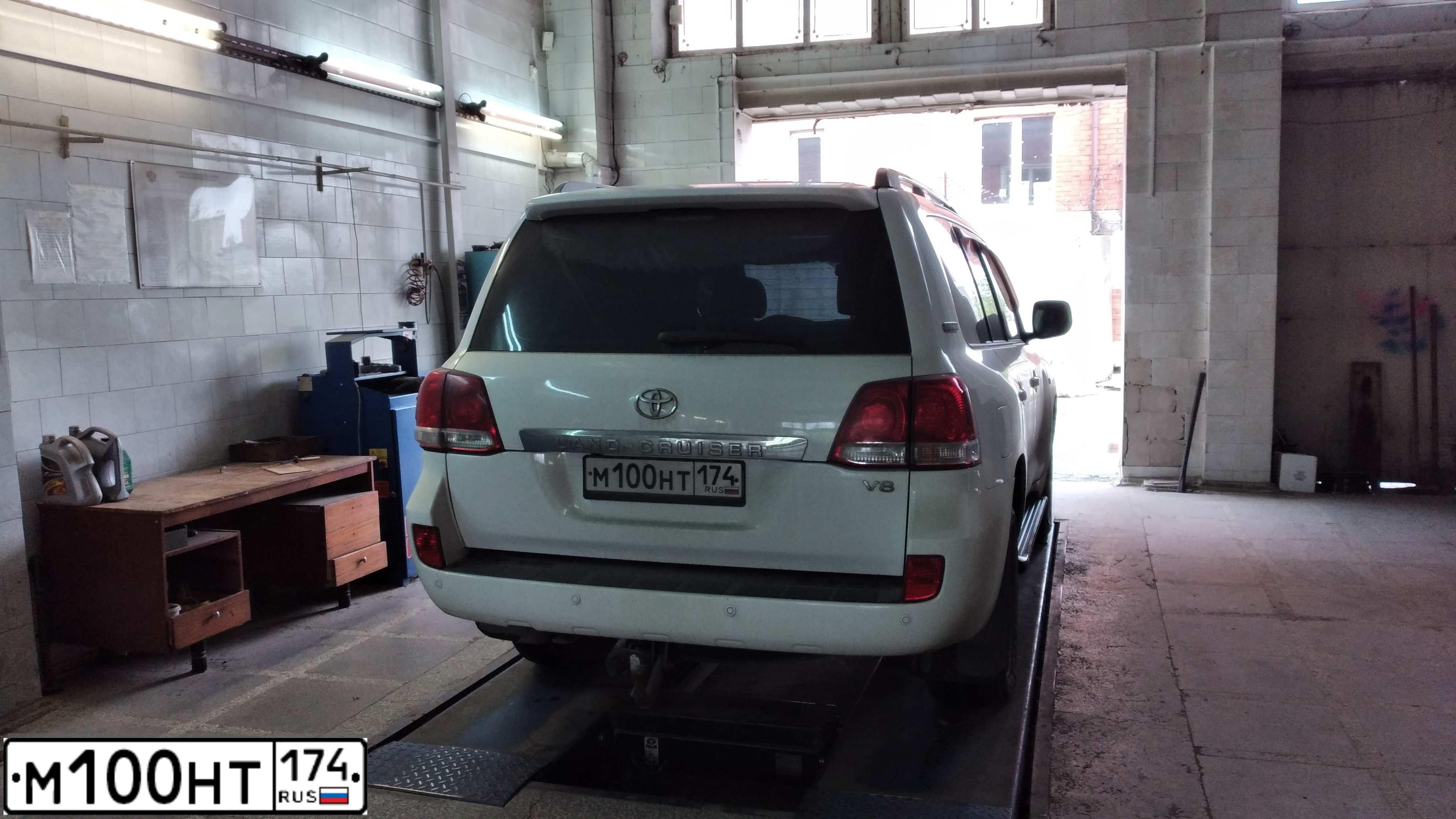 Фото автомобиля TOYOTA LANDCRUISER 200, 2008 — госномер В816ВО790. Цвет: СВЕТЛО-СЕРЫЙ