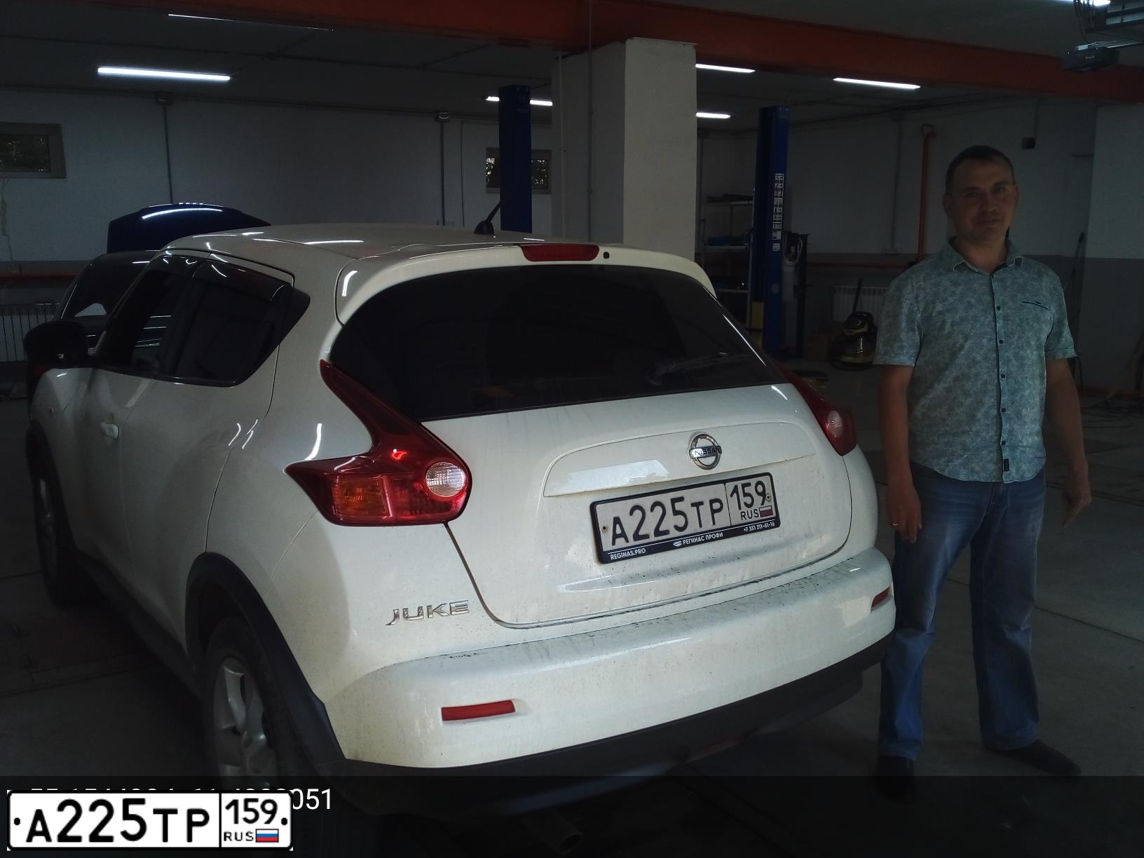 Фото автомобиля NISSAN JUKE, 2011 — госномер Р316ВО774. Цвет: Белый