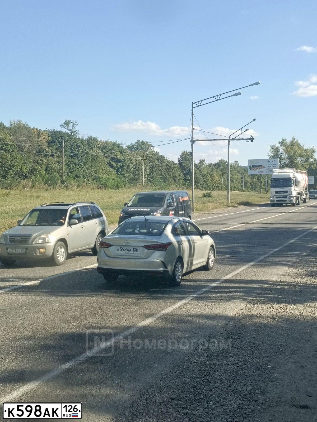 Фото автомобиля HYUNDAI SOLARIS, 2020 — госномер О382КО126. Цвет: СЕРЫЙ