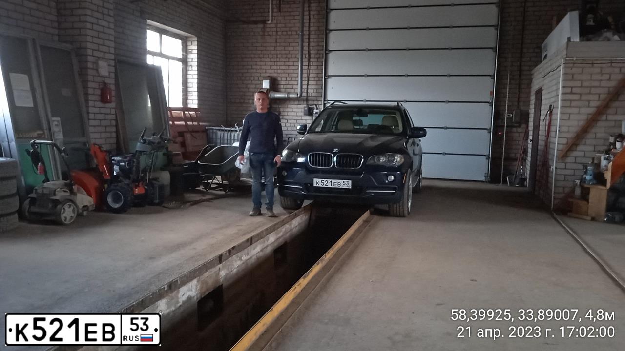 Фото автомобиля BMW X5, 2009 — госномер К521ЕВ53. Цвет: Темно-синий