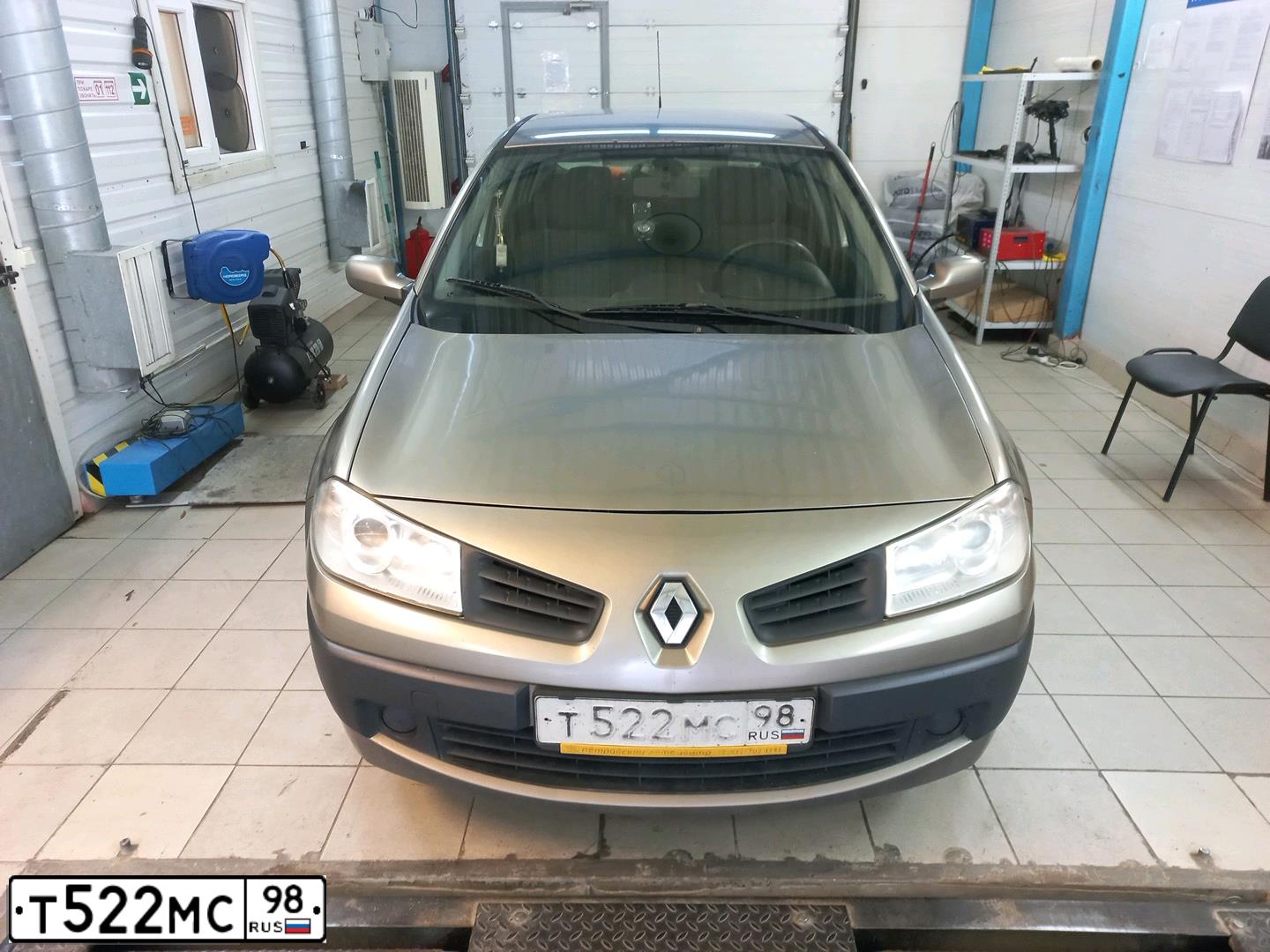 Фото автомобиля RENAULT MEGANE, 2008 — госномер Т522МС98. Цвет: БЕЖЕВЫЙ