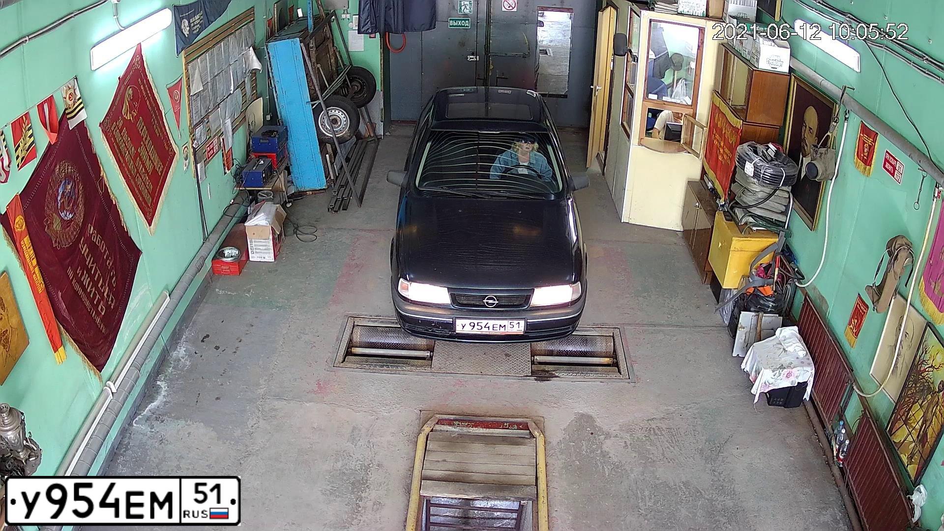 Фото автомобиля OPEL VECTRA, 1994 — госномер У954ЕМ51. Цвет: ЗЕЛЕНЫЙ