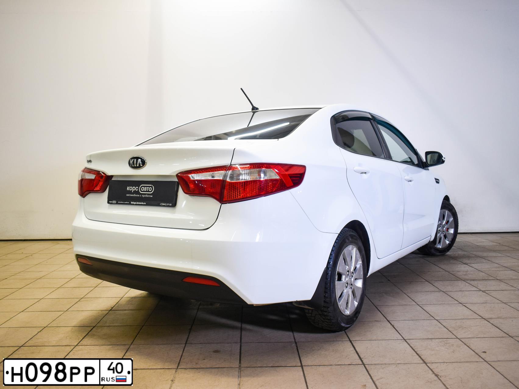 Фото автомобиля KIA RIO, 2013 — госномер Н098РР40. Цвет: Белый