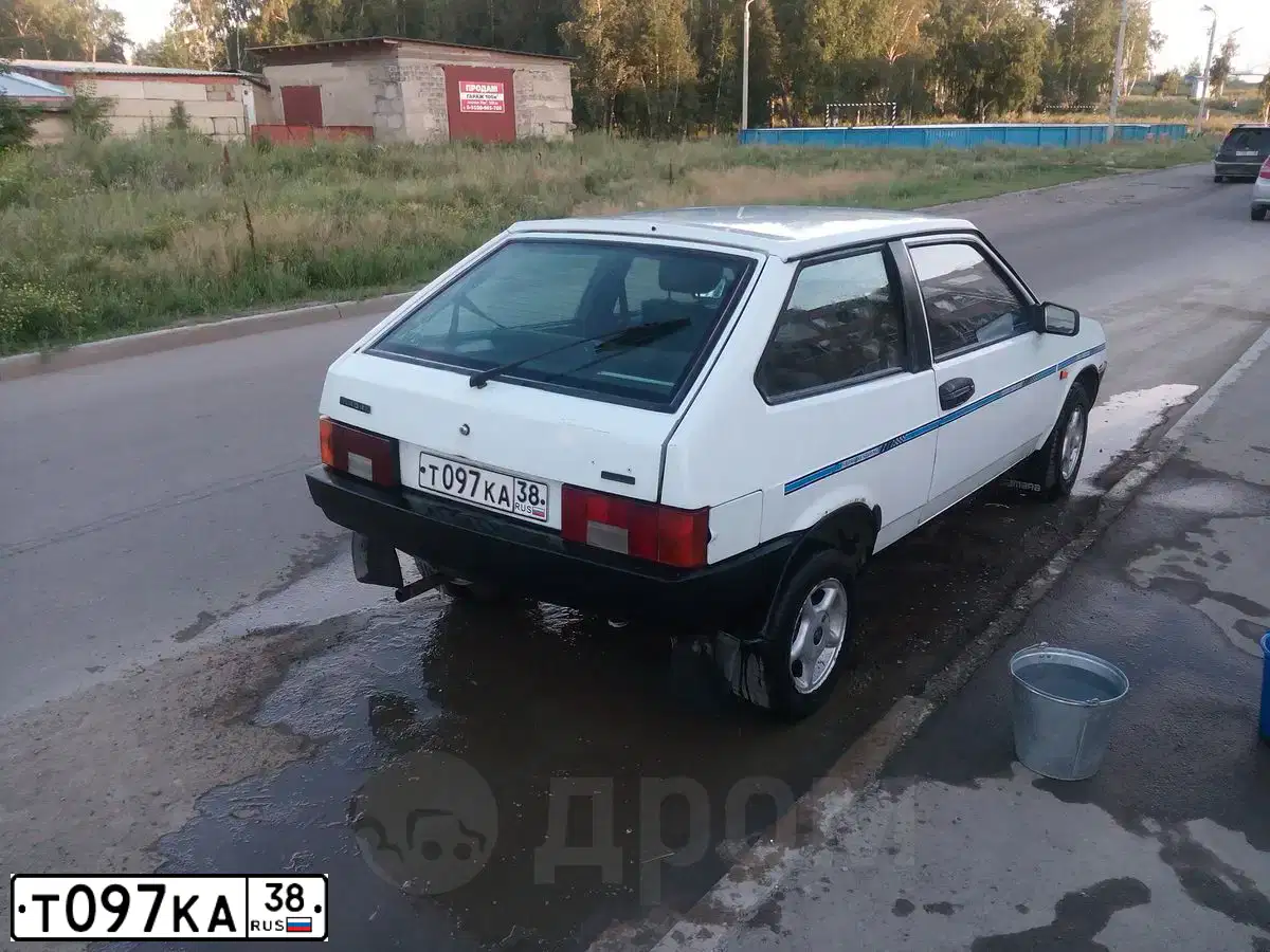 Фото автомобиля LADA 2108 SAMARA, 1996 — госномер Т097КА38. Цвет: Белый