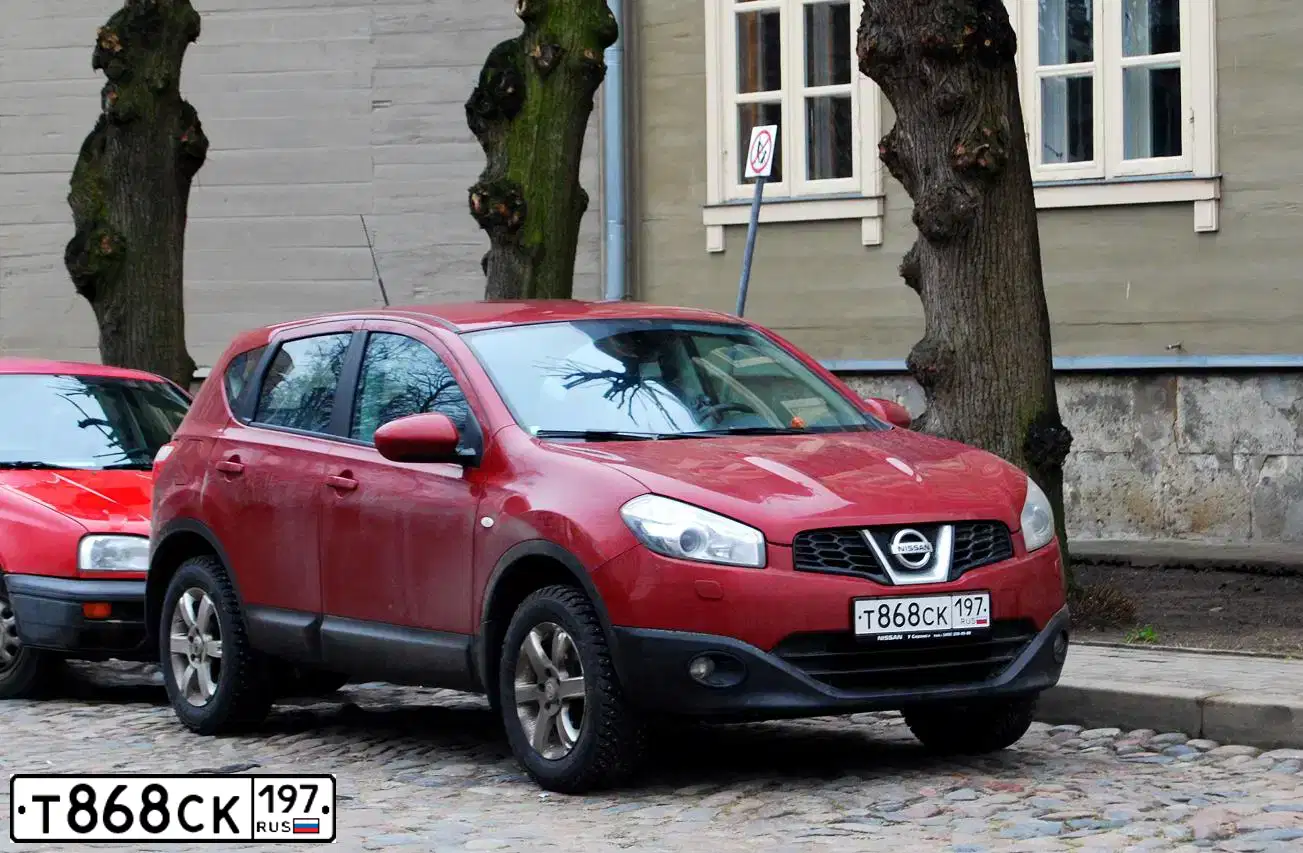 Фото автомобиля NISSAN QASHQAI, 2011 — госномер У215МС30. Цвет: Красный
