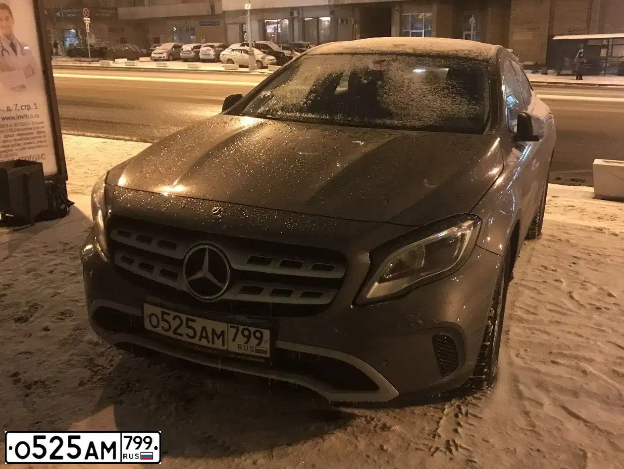 Фото автомобиля MERCEDES GLA-KLASSE, 2017 — госномер О525АМ799. Цвет: СЕРЫЙ