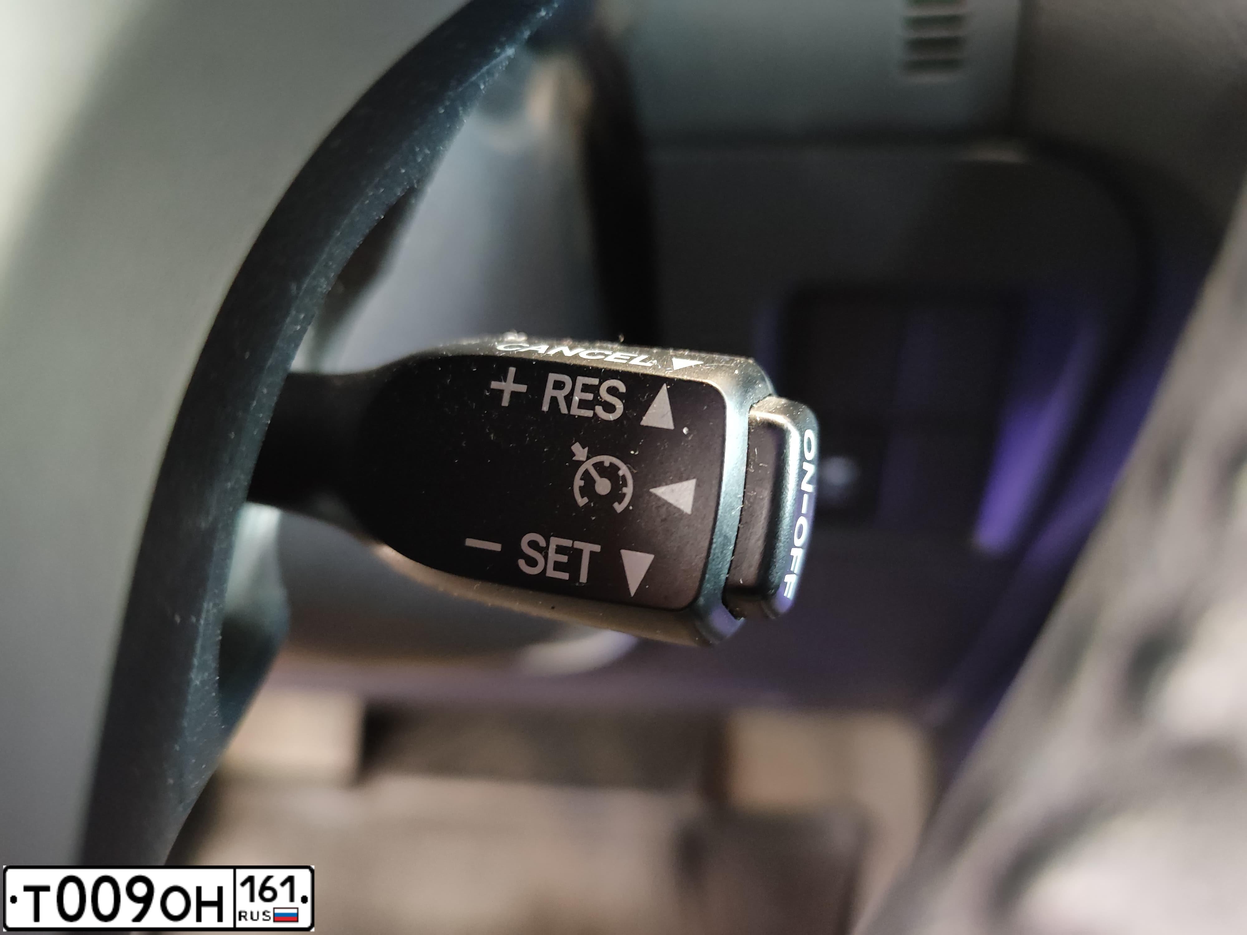 Фото автомобиля TOYOTA LANDCRUISER, 2012 — госномер Т009ОН161. Цвет: БЕЛЫЙ