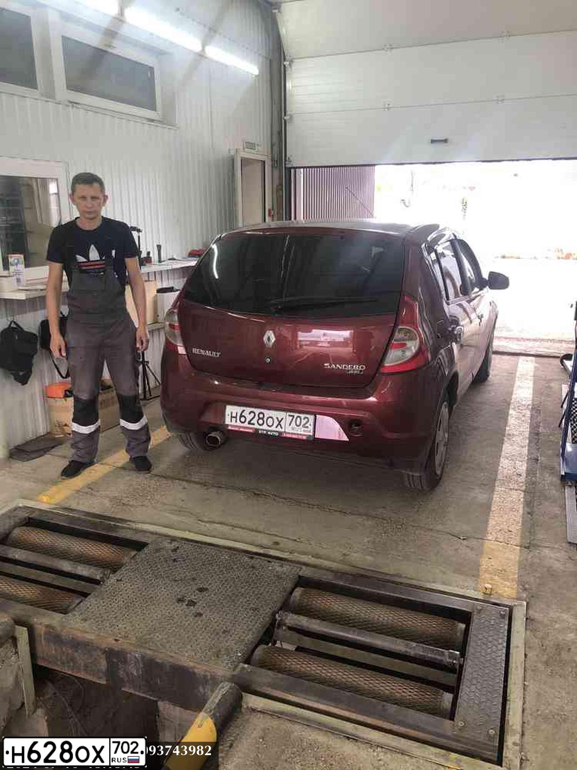 Фото автомобиля RENAULT SANDERO, 2012 — госномер Р007РР178. Цвет: Красный