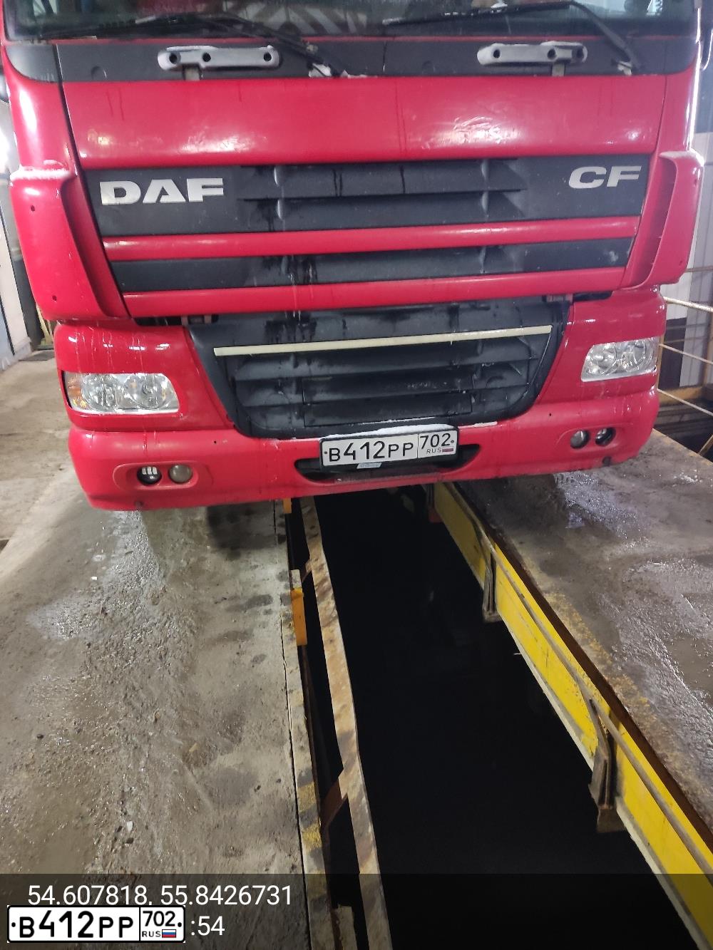 Фото автомобиля DAF CF 85 FTG /6X2/, 2004 — госномер В412РР702. Цвет: Красный