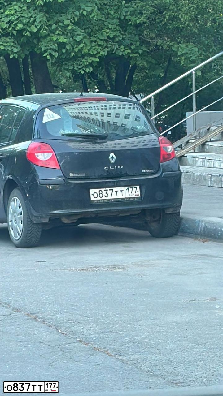 Фото автомобиля RENAULT CLIO, 2006 — госномер О837ТТ177. Цвет: ЧЕРНЫЙ