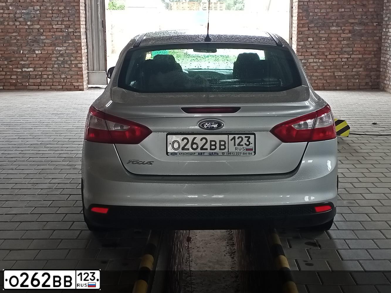 Фото автомобиля FORD FOCUS, 2011 — госномер М363ЕС126. Цвет: Серебристый