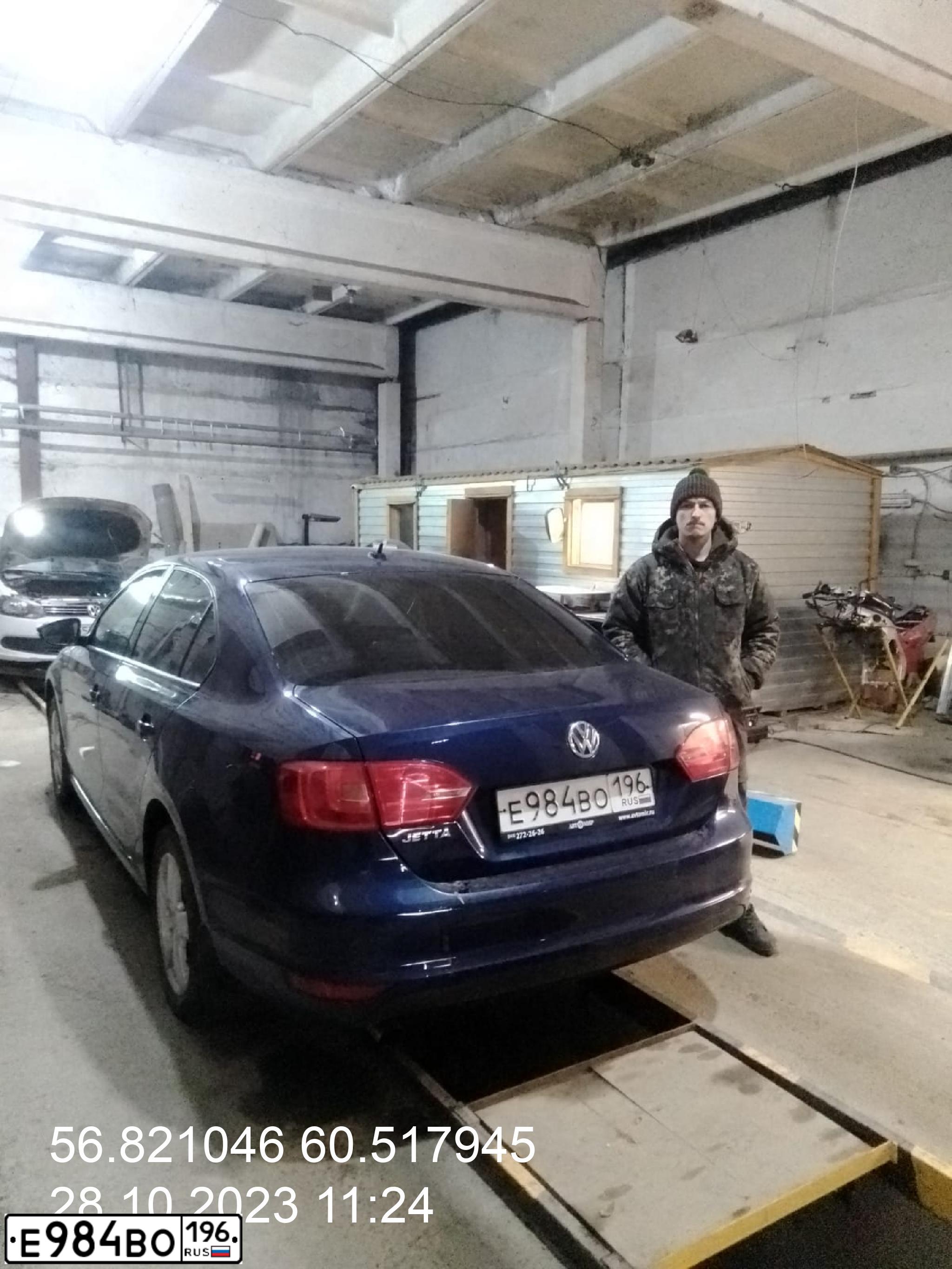 Фото автомобиля VOLKSWAGEN JETTA, 2013 — госномер Р574АТ82. Цвет: синий