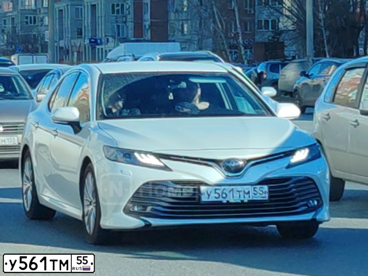 Фото автомобиля TOYOTA CAMRY, 2019 — госномер У561ТМ55. Цвет: БЕЛЫЙ ПЕРЛАМУТР