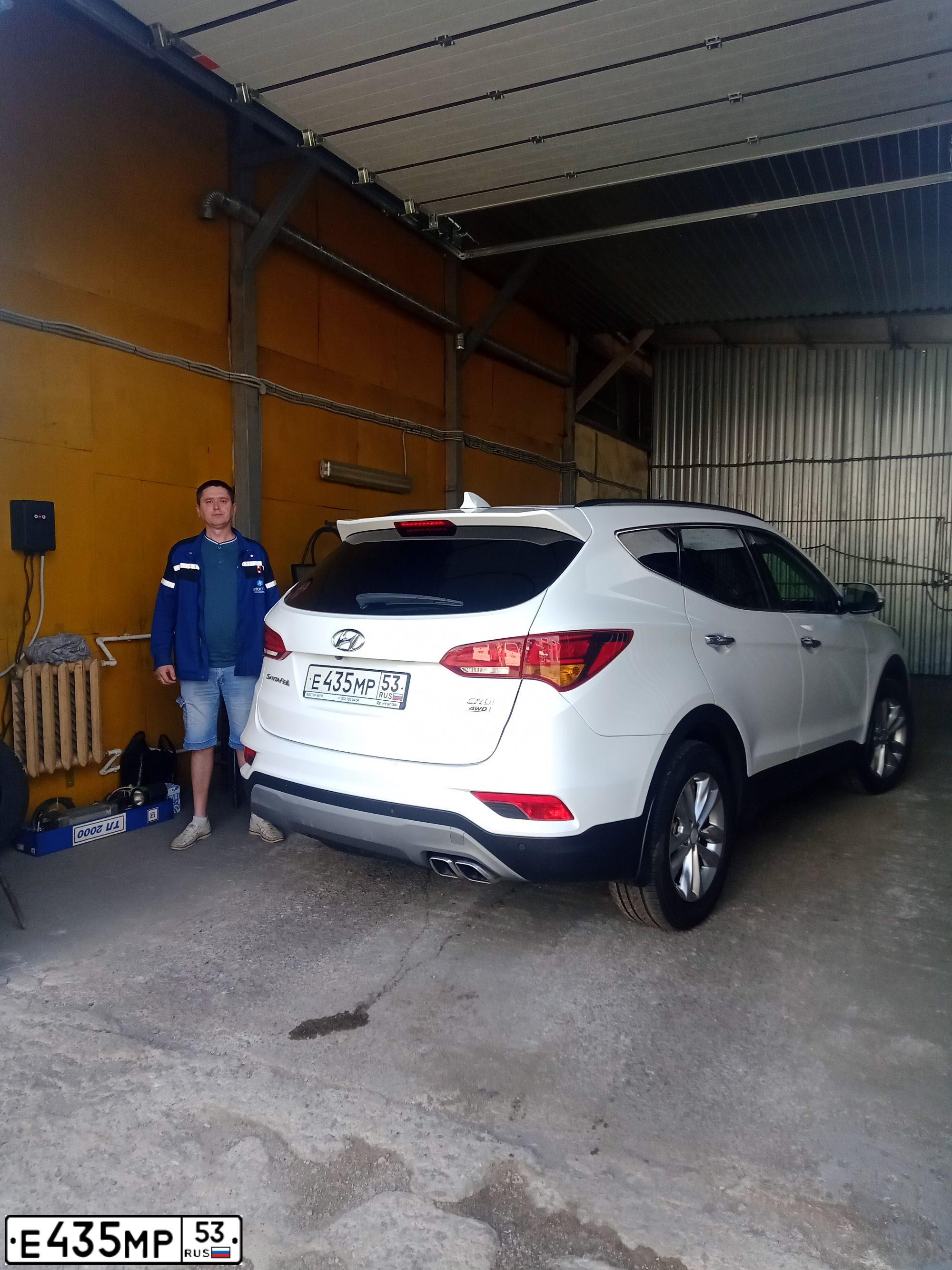Фото автомобиля HYUNDAI SANTA FE, 2017 — госномер Е435МР53. Цвет: Белый