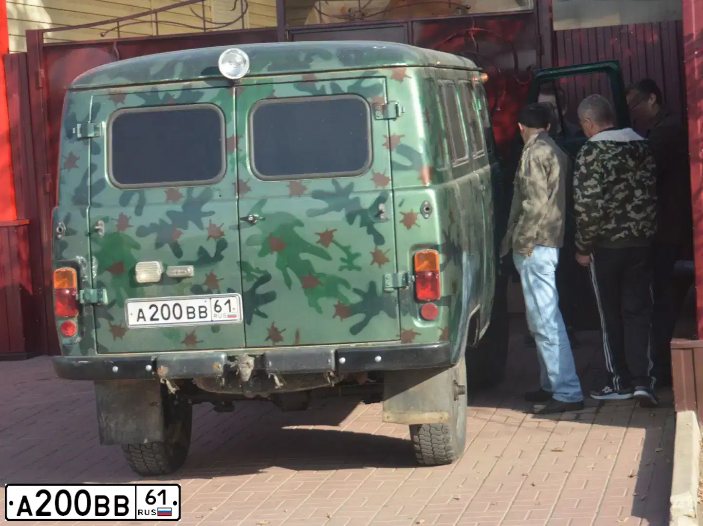 Фото автомобиля UAZ 3741, 2004 — госномер А200ВВ61. Цвет: ЗЕЛЕНЫЙ ТЕМНЫЙ