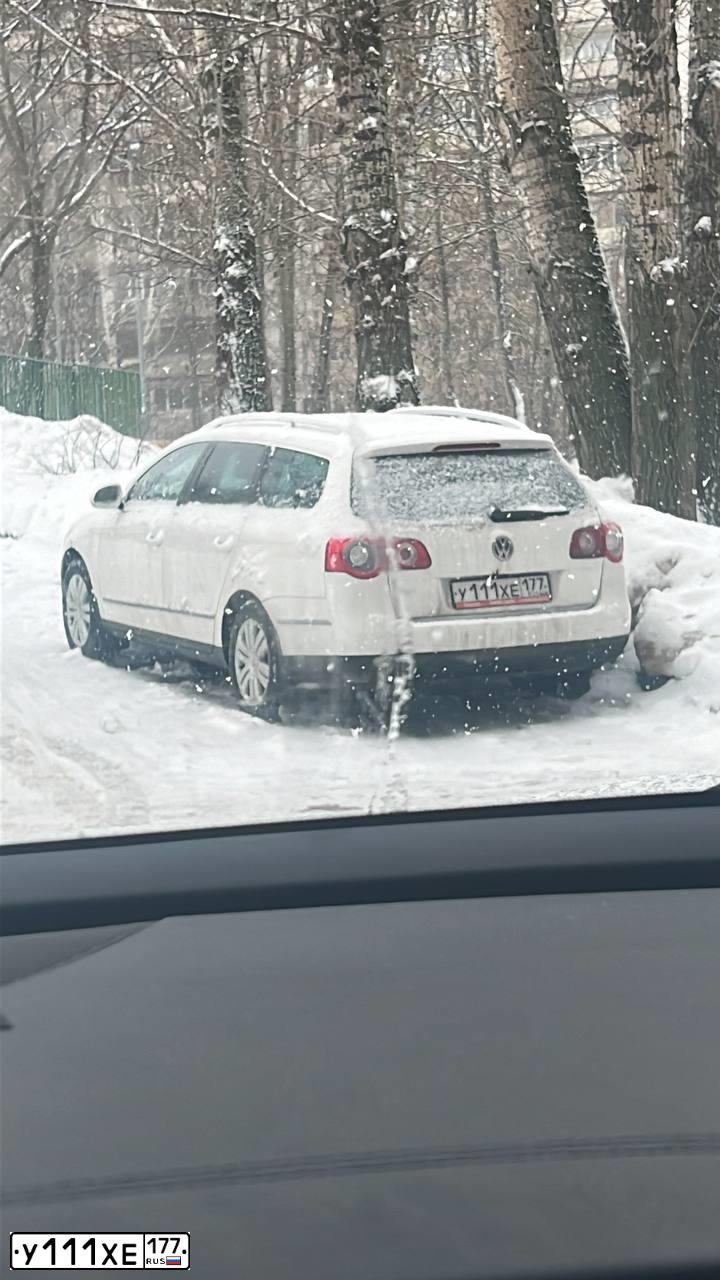 Фото автомобиля VOLKSWAGEN PASSAT, 2007 — госномер У111ХЕ177. Цвет: Коричневый