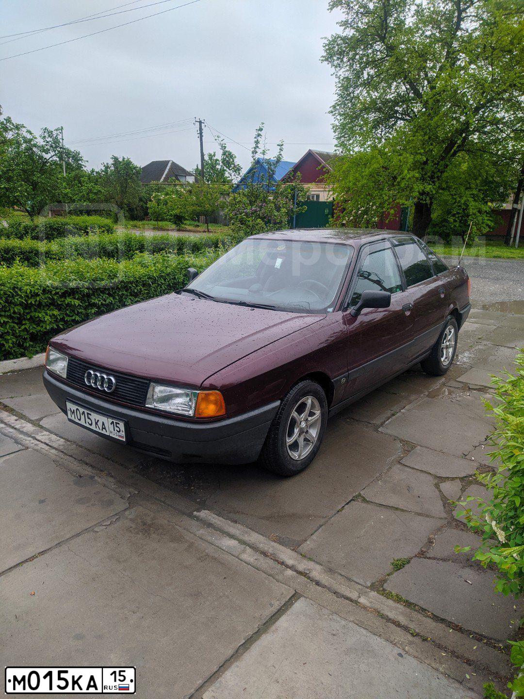 Фото автомобиля AUDI 80, 1988 — госномер М015КА15. Цвет: КРАСНЫЙ(ВИШНЕВЫЙ)