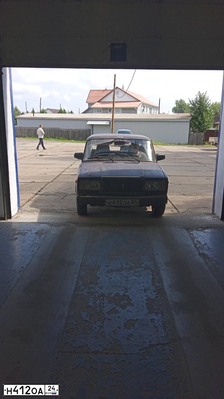 Фото автомобиля LADA 2107, 2001 — госномер Н412ОА24. Цвет: ФИОЛЕТОВЫЙ