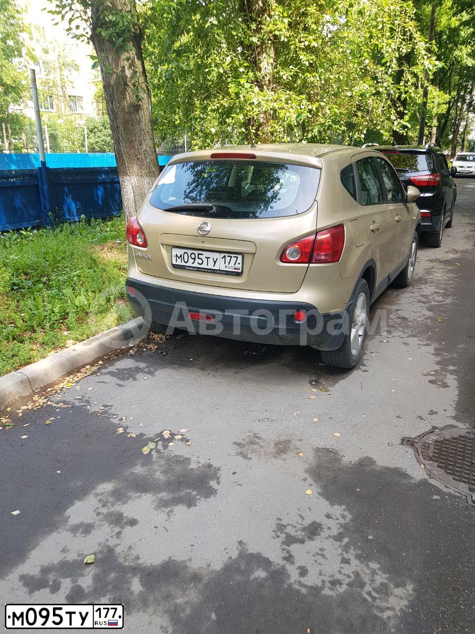 Фото автомобиля NISSAN QASHQAI, 2007 — госномер М095ТУ177. Цвет: ЗОЛОТИСТЫЙ
