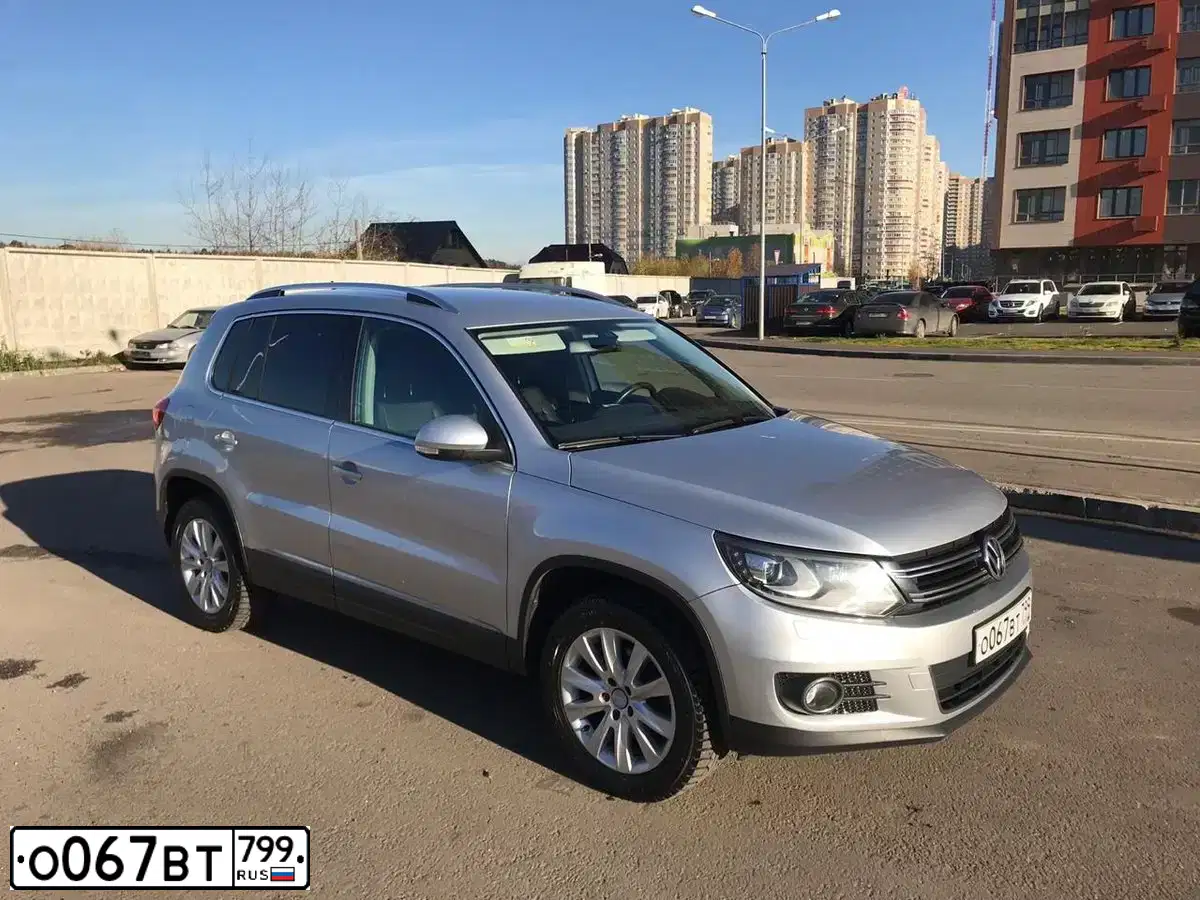 Фото автомобиля VOLKSWAGEN TIGUAN, 2012 — госномер Р374НХ77. Цвет: Серебристый