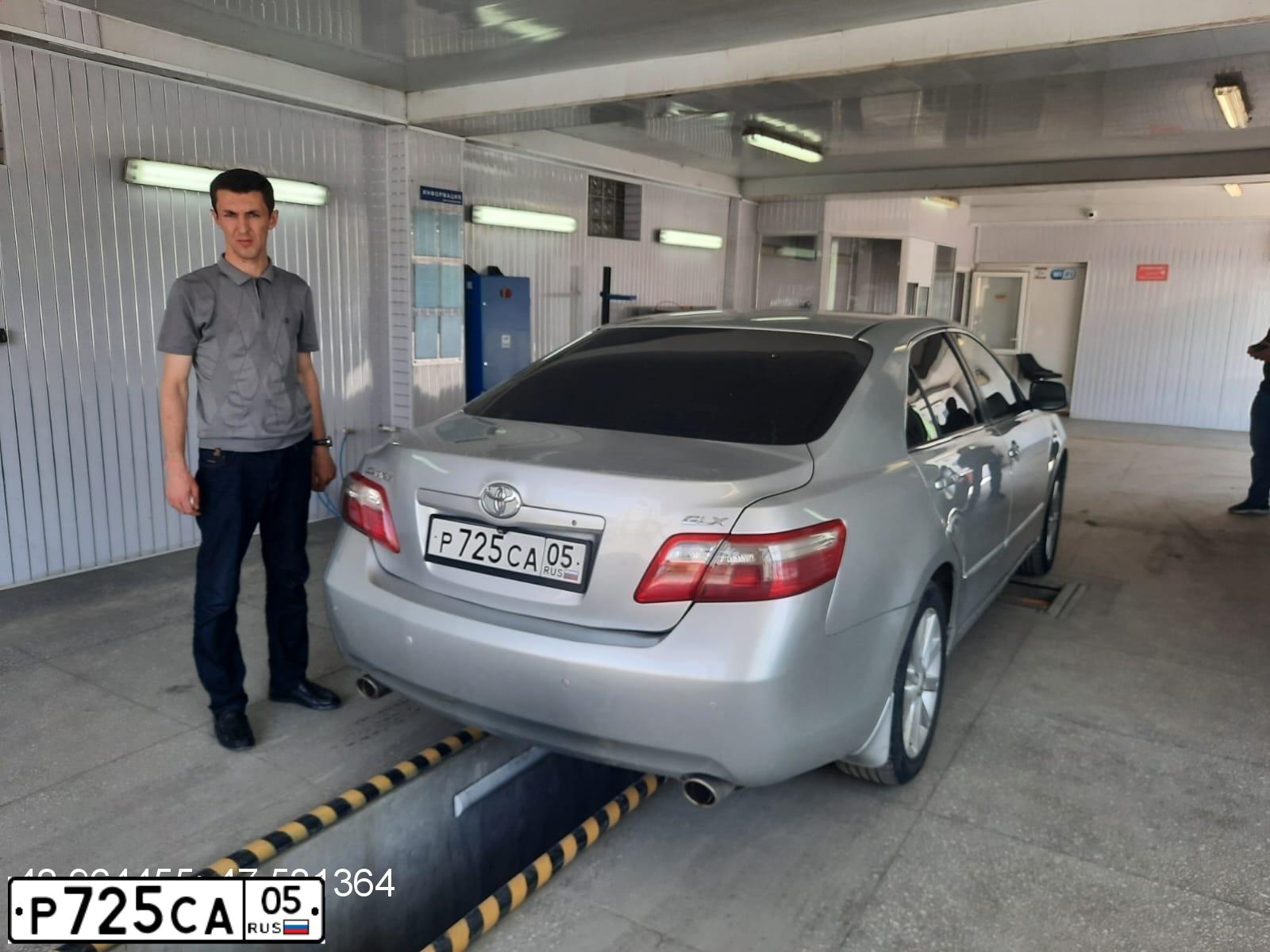 Фото автомобиля TOYOTA CAMRY, 2007 — госномер С077УУ06. Цвет: БЕЛЫЙ (СЕРЕБРИСТЫЙ)