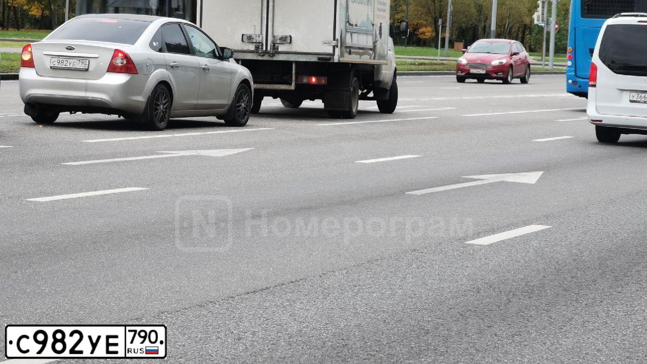 Фото автомобиля FORD FOCUS, 2011 — госномер С982УЕ790. Цвет: Серебристый