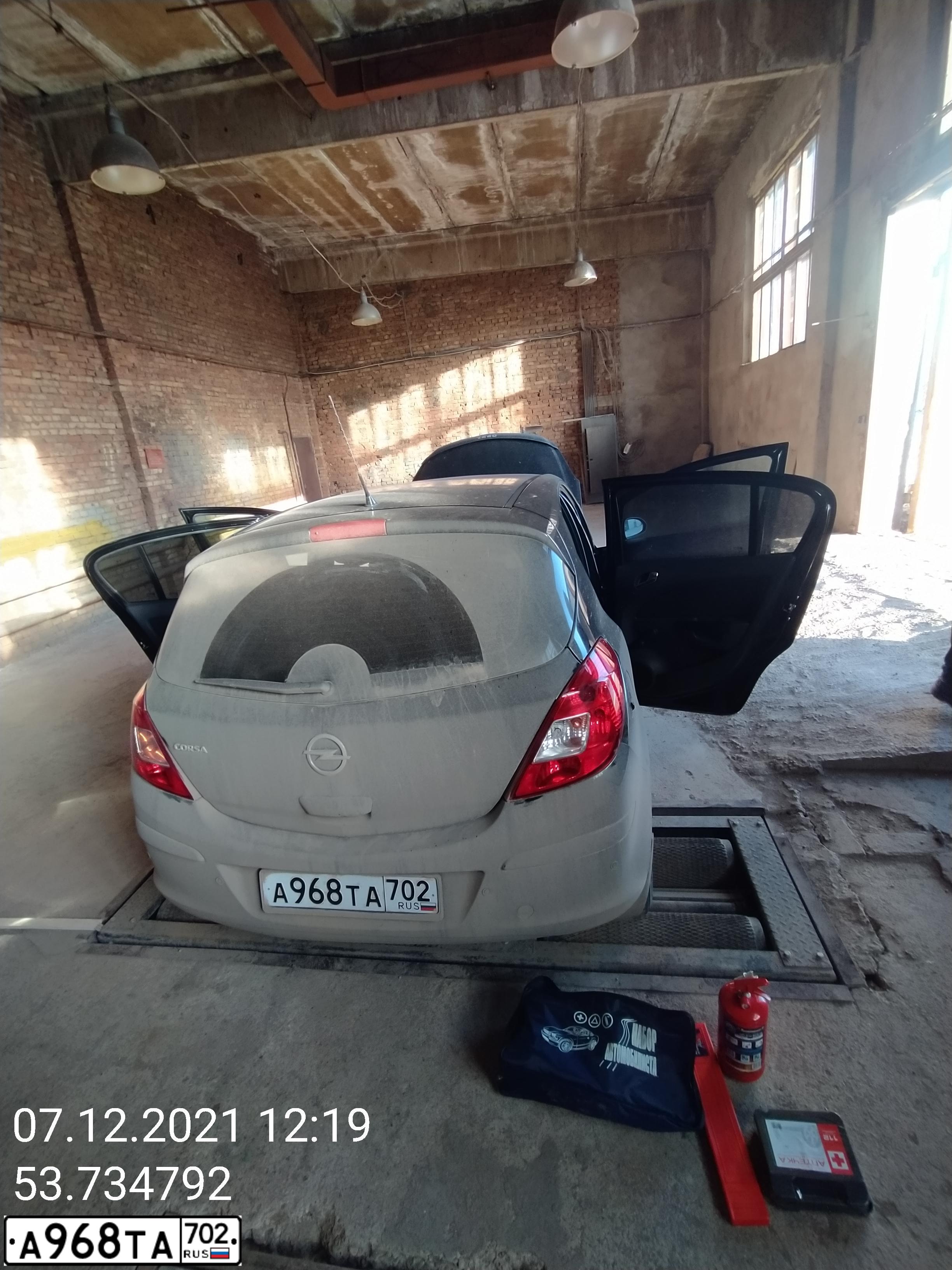 Фото автомобиля OPEL CORSA, 2011 — госномер О440УУ702. Цвет: ЧЕРНЫЙ