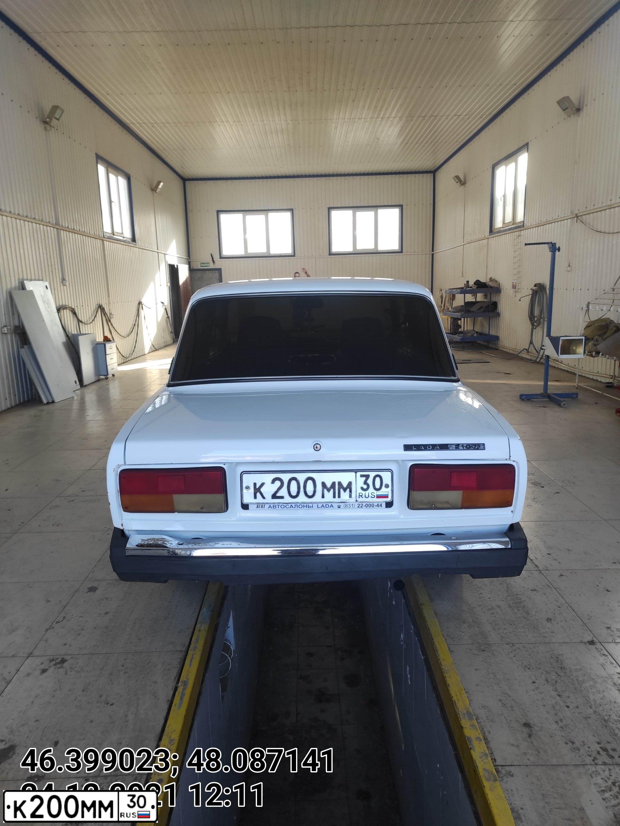 Фото автомобиля LADA 2107, 2009 — госномер К200ММ30. Цвет: ЯРКО БЕЛЫЙ