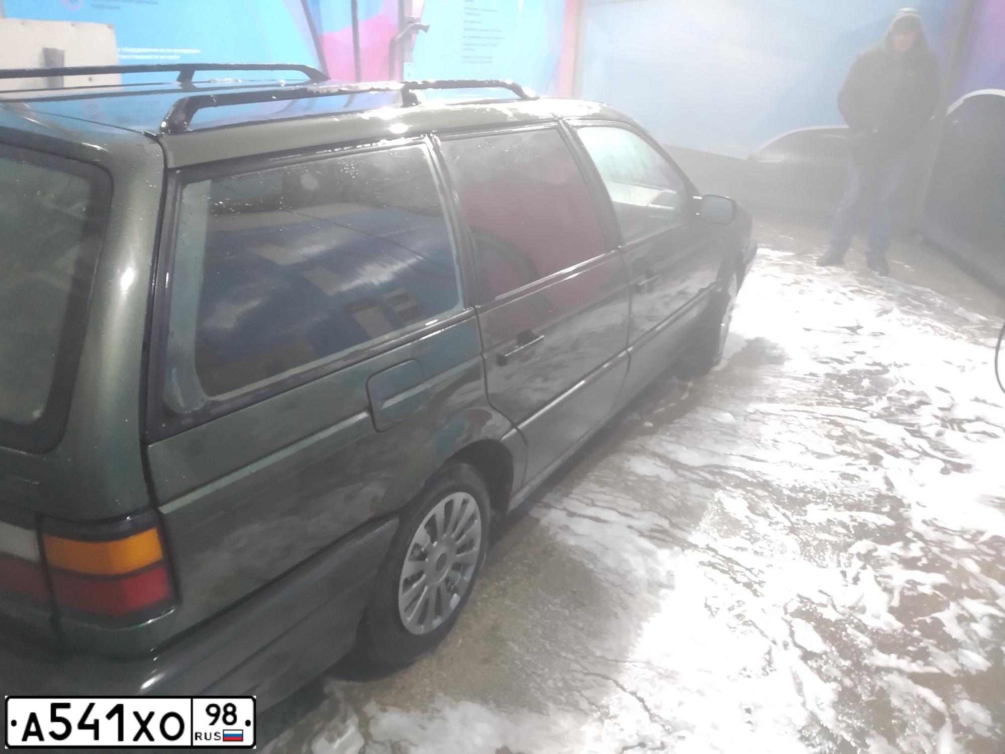 Фото автомобиля VOLKSWAGEN PASSAT, 1989 — госномер А541ХО98. Цвет: ЗЕЛЕНЫЙ
