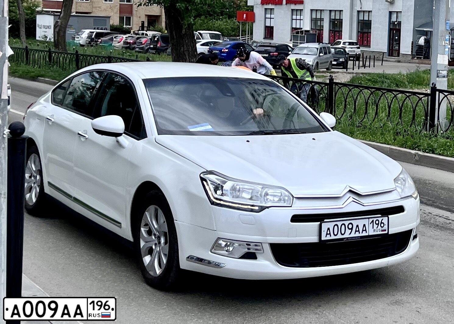Фото автомобиля CITROEN C5, 2011 — госномер А009АА196. Цвет: БЕЛЫЙ