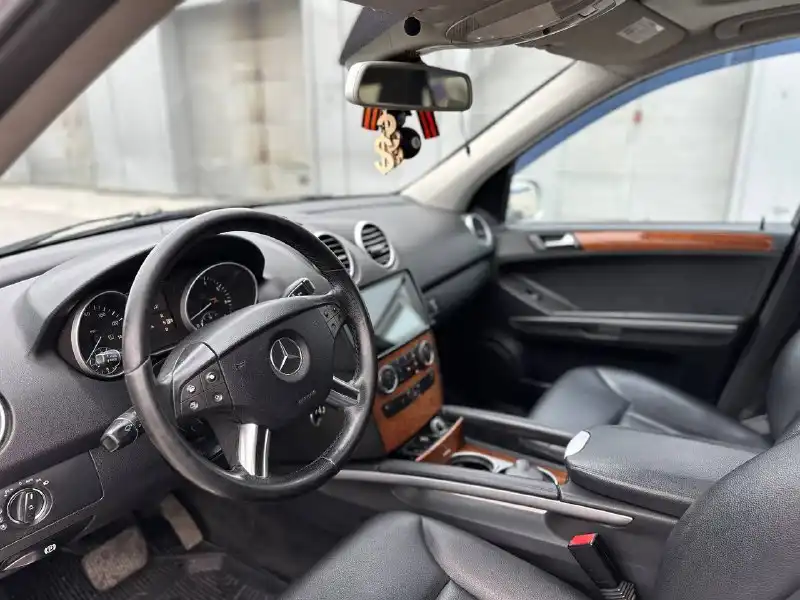 Фото автомобиля MERCEDES C-KLASSE, 2001 — госномер В111ЕН51. Цвет: Серебристый